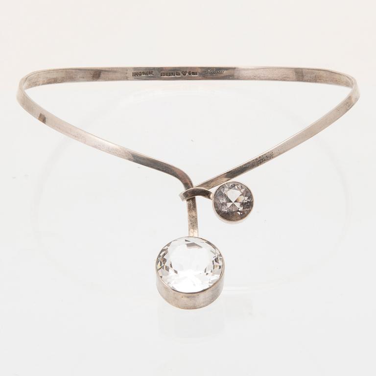 A silver nacklace by Gert Thysell set with two round brilliant cut rock quarts crystals, Gussi Malmö 1973.