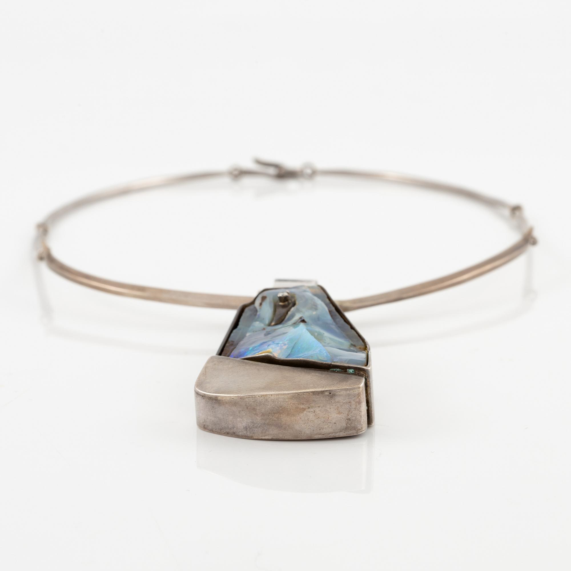 Kristian Nilsson, for Lantz, necklace of silver with opal and brilliant-cut diamond, Stockholm 1975.