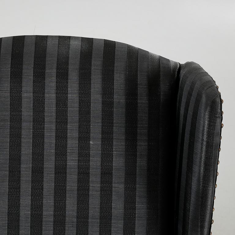 A pair of lounge chairs, late 20th / early 21st century.