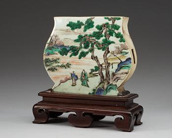A famille verte stand, Qing dynasty, Kangxi (1662-1722).