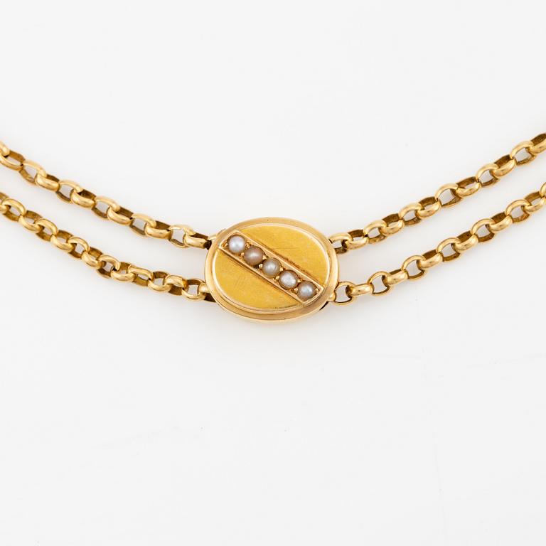 Chain and pendant in 18K gold with pearls.