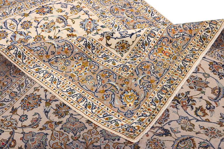A Keshan carpet, c. 340 x 218 cm.