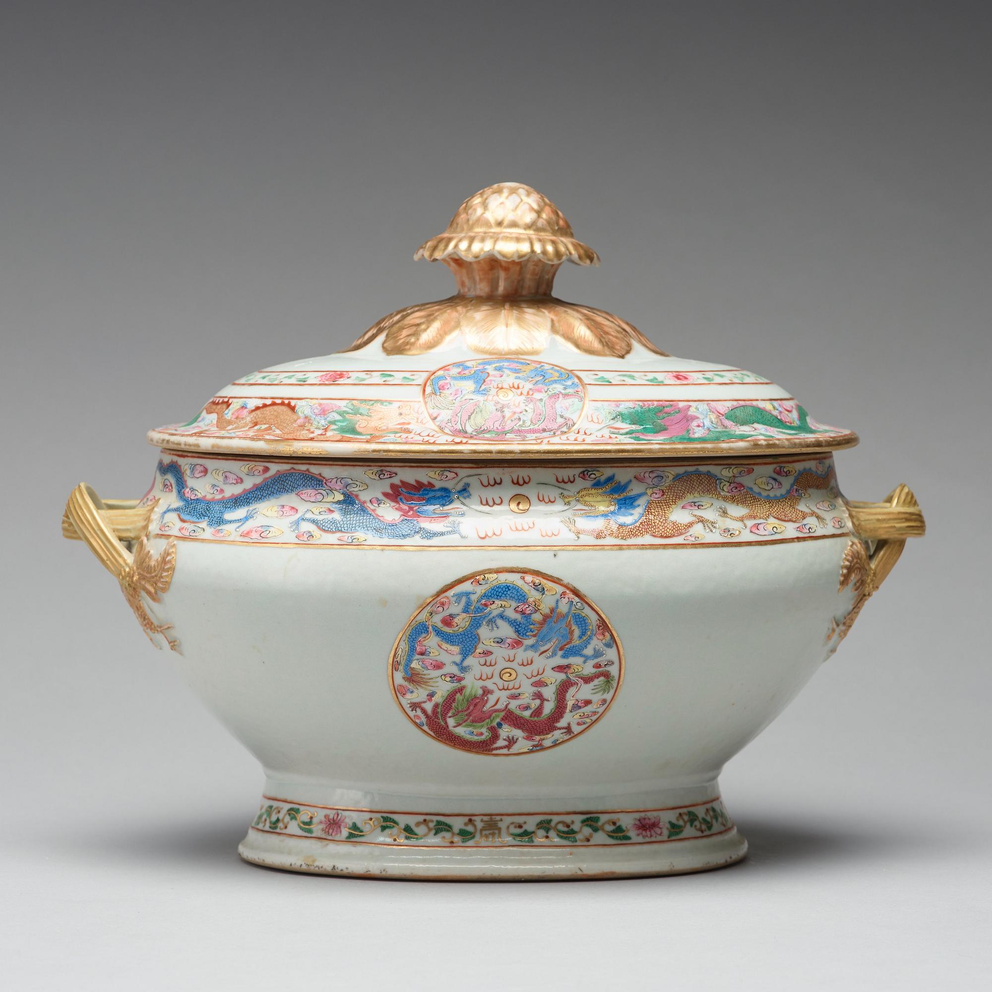 TERRIN med LOCK, porslin. Qingdynastin, Jiaqing (1796-1820).