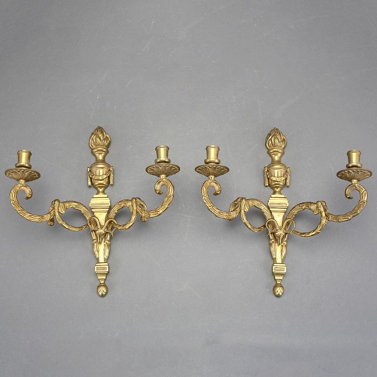 APPLIQUER, ett par. Mässing. Gustaviansk stil, 1900-tal.