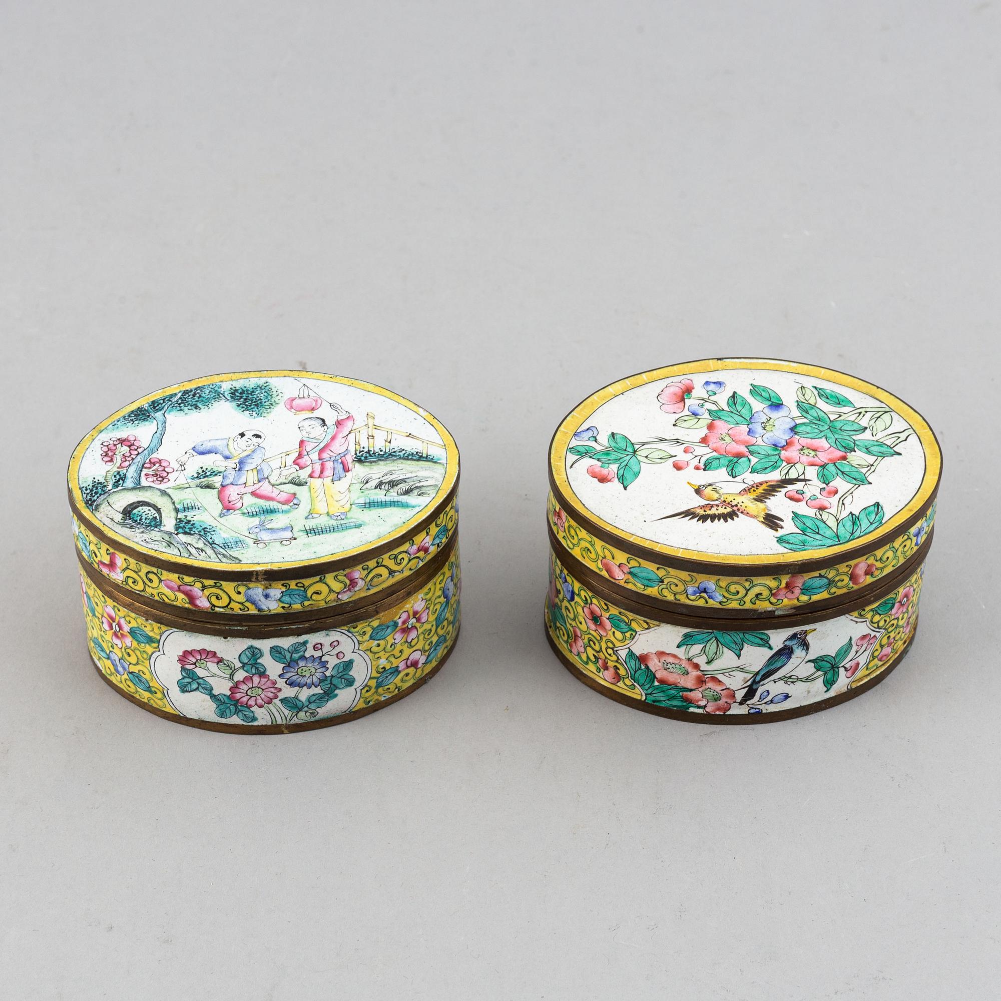 Askar med lock, tre stycken, emalj på koppar, samt 6 små fat. Kina, 1900-talets början.