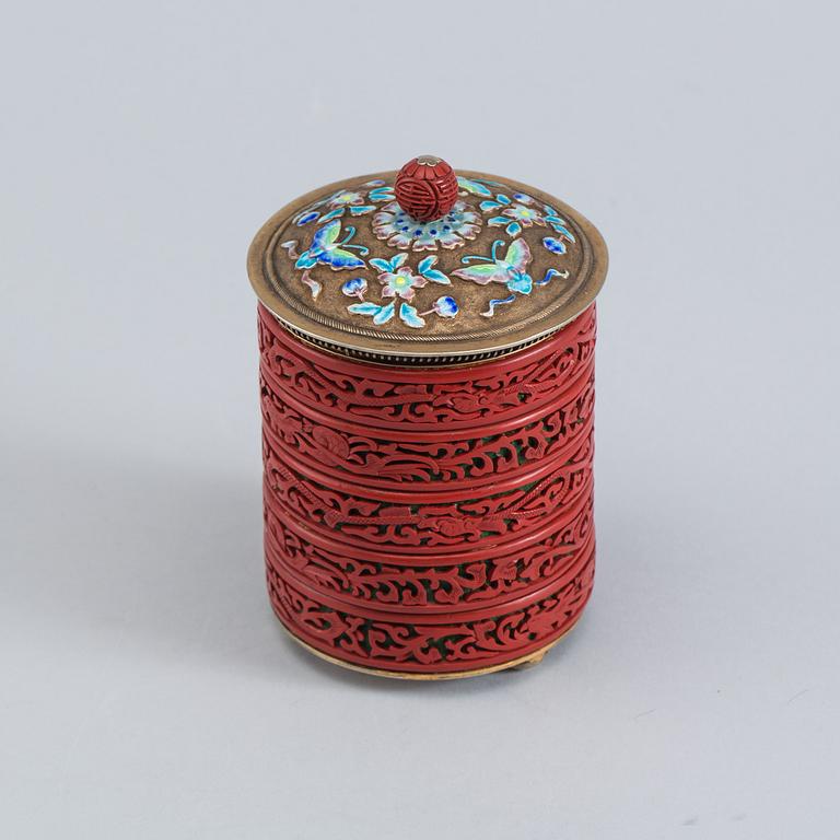 BURK MED LOCK, silver med lackarbete. Polska  kontrollstämplar. Kina, 1900-tal.
