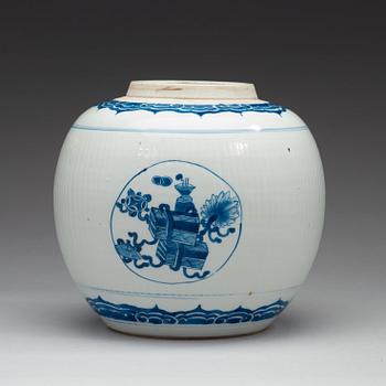 A blue and white jar, Qing dynasty, Kangxi (1662-1722).