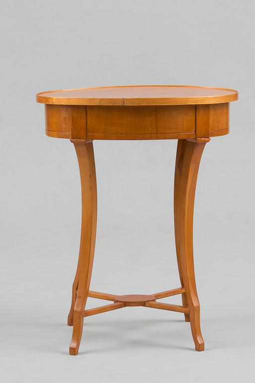 A OVAL SHAPED EMPIRE TABLE.