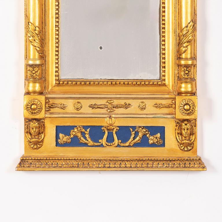 A late Gustavian mirror from around the year 1800.