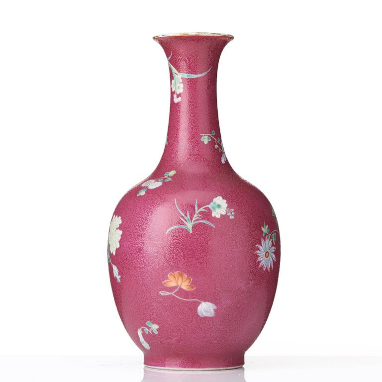 A pink scgrafitto vase, Qing dynasty with Qianlong mark.