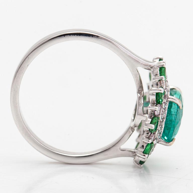 A 14K white gold ring with an emerald 2.40 ct, tsavorites 0.75 ct and diamonds ca 0.42 ct. With IGI certificate.