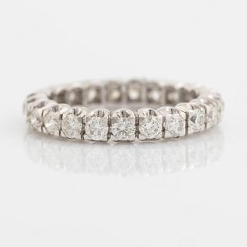 Helalliansring, med briljantslipade diamanter.