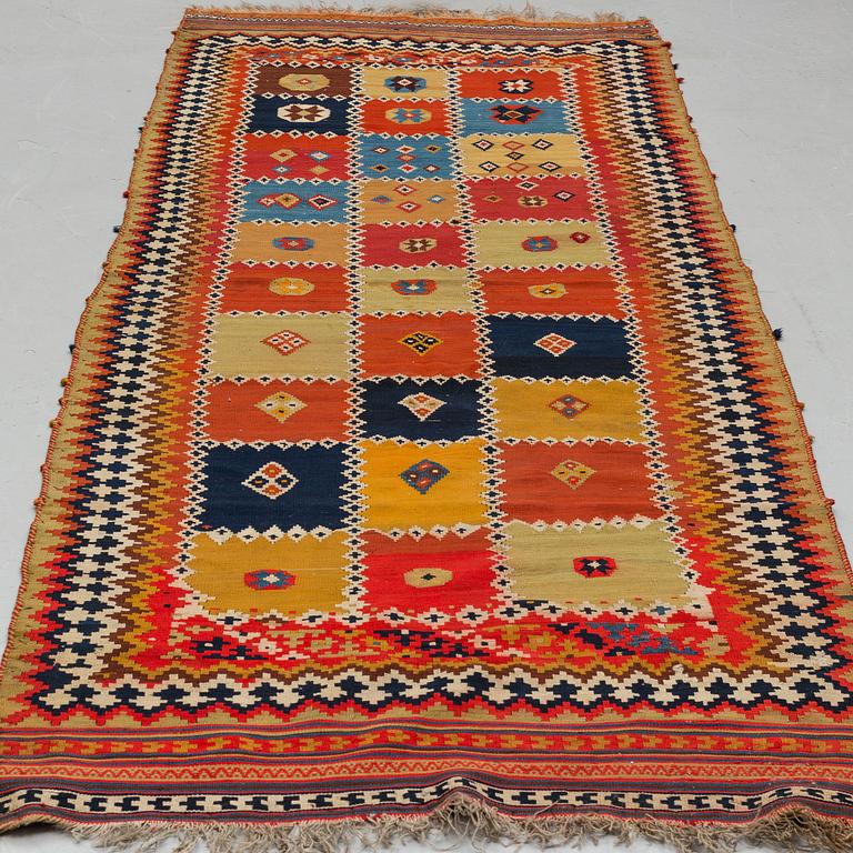 A CARPET, a kilim, a semi-antique Qashqai, ca ca 298-303,5 x 105-110,5 cm.