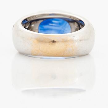 Ring 18K vitguld med en oval fasettslipad safir samt runda briljantslipade diamanter.