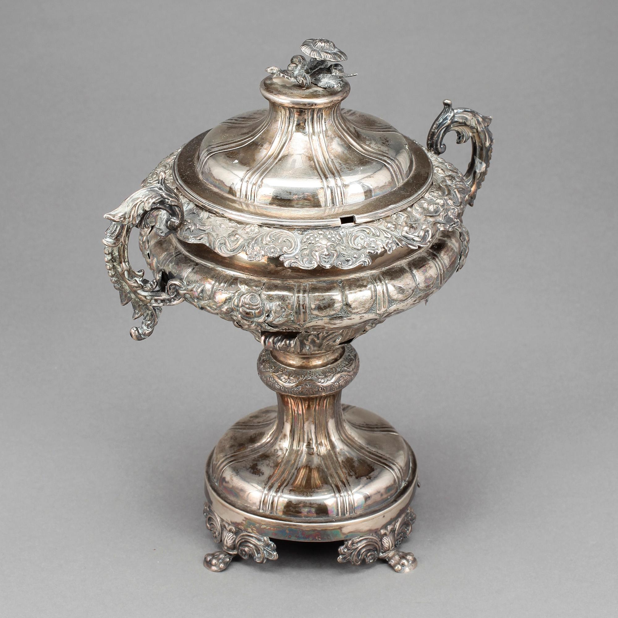 SOCKERSKÅL PÅ FOT, Silver, nyrokoko, Zachris Lundqvist, Stockholm, 1838. Vikt ca 855 gram.