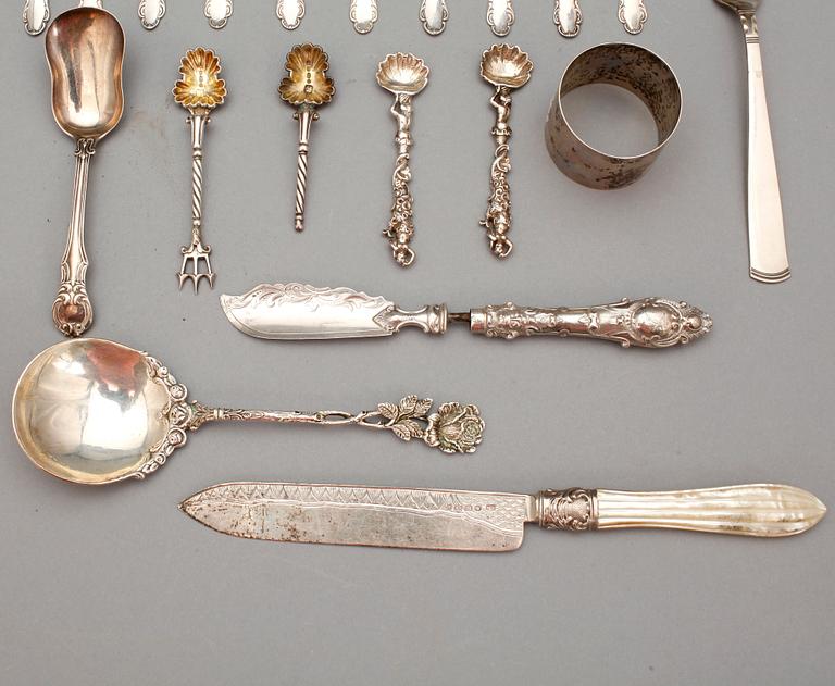 BESTICKSERVISDELAR, mestadels Sverige/England, 1800/1900-tal. Totalvikt ca 735 gram.