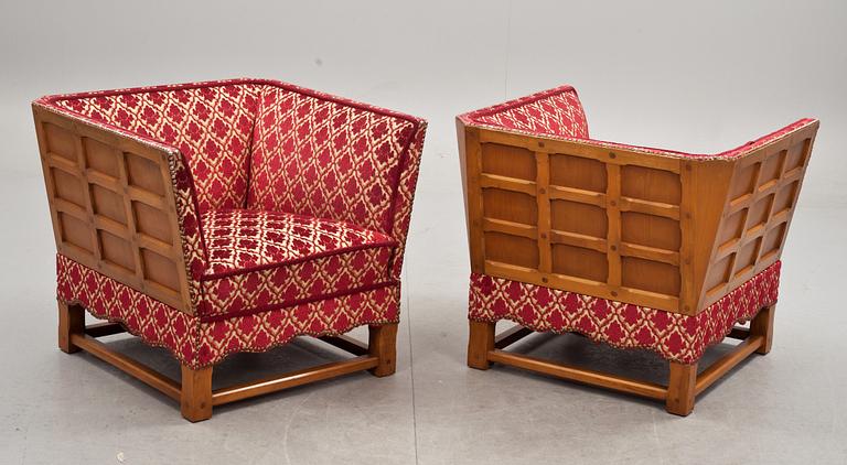 FÅTÖLJER, ett par. Möjligen Gärsnäs, 1900-talets första hälft.