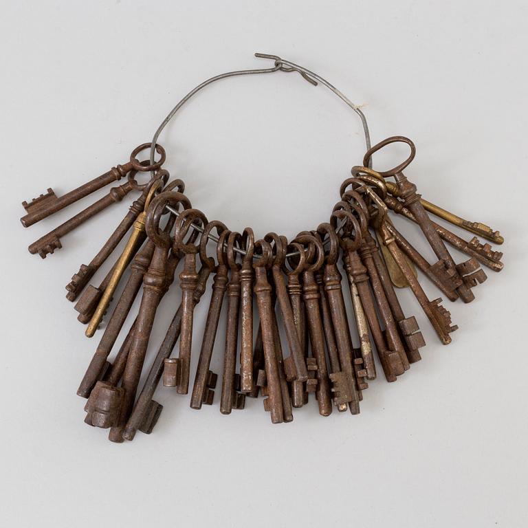 A COLLECTION OF 32 IRON KEYS, 18th/19th century,