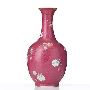 A pink scgrafitto vase, Qing dynasty with Qianlong mark.