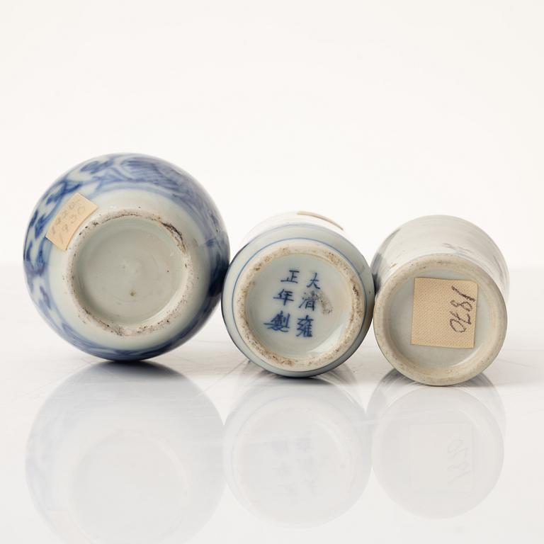 A group of seven Chinese porcelain snuff bottles, late Qing dynasty and 20th century.