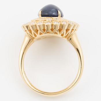 Ring in 18K gold set with a cabochon-cut sapphire and brilliant-cut diamonds.