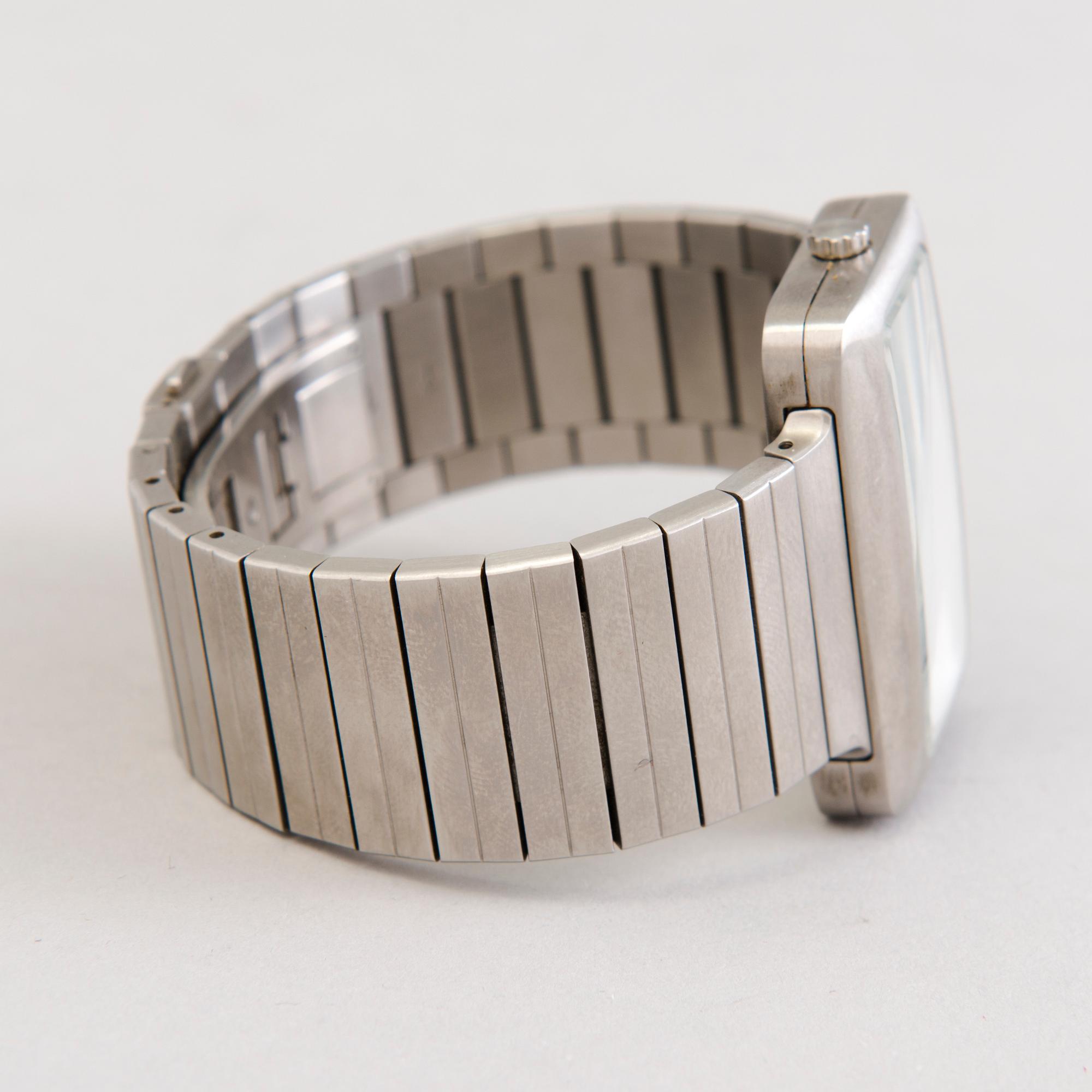 ISSEY MIYAKE, rannekello 28 x 39 mm, design Harri Koskinen.