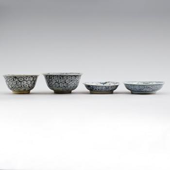 SKÅLAR, 2 st samt FAT, 2 st, porslin, Kina, Ming 1400-/1500-tal.