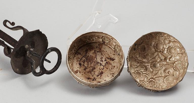 BURK samt LJUSHÅLLARE, silver, metall. Burma, Kina 1800/1900-tal.