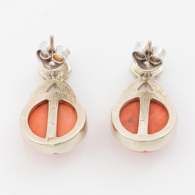 A pair of 14k white gold earrings with corals and diamonds ca. 0.10 ct in total.
