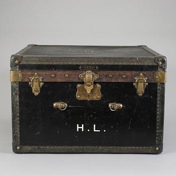 KOFFERT, "Hall du Voyage", trä, Paris, Frankrike.