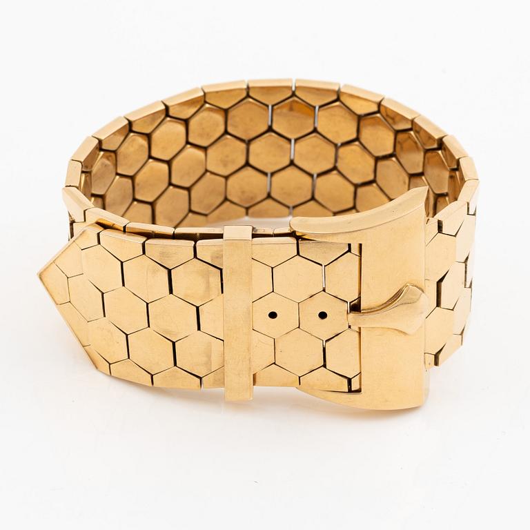 A bracelet 18K gold in the form of a belt.
