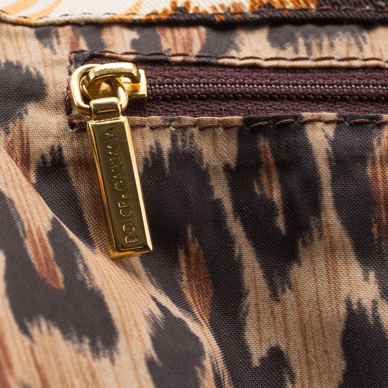 A beach bag by Dolce & Gabbana.
