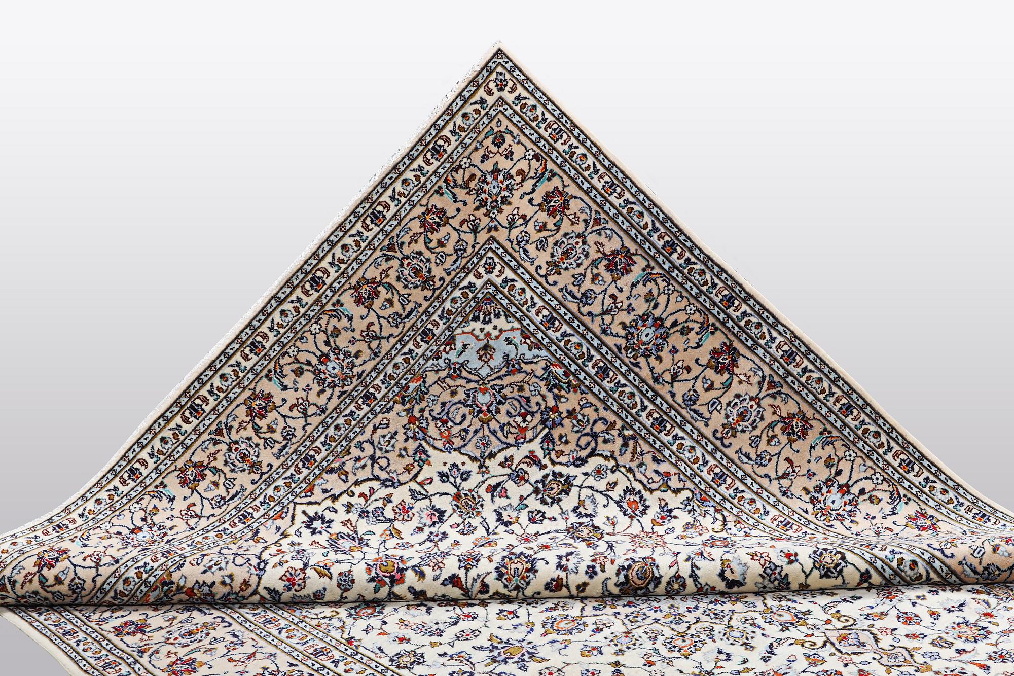 A carpet, Kashan, ca 344 x 245 cm.