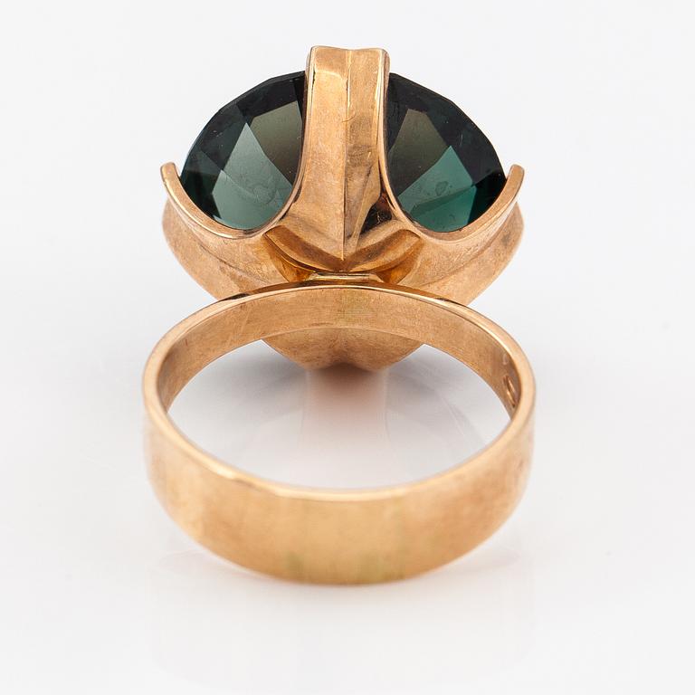 Elis Kauppi, A 14K ogld ring with a synthetic green spinel. Kupittaan kulta, Turku 1972.