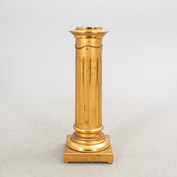 A gilde Gustavian style pedestal.