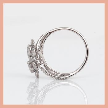 RING, 14K vitguld med olika slipade diamanter, tot ca 1,00 ct. Tota vikt ca 3,67 g.