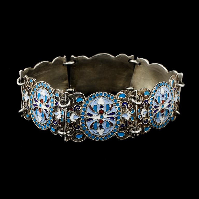 ARMBAND, silver samt emalj, trol Ryssland, 1900-tal. Vikt 42 g.