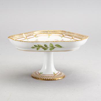 ROYAL COPENHAGEN, a "Flora Danica porcelain plate.