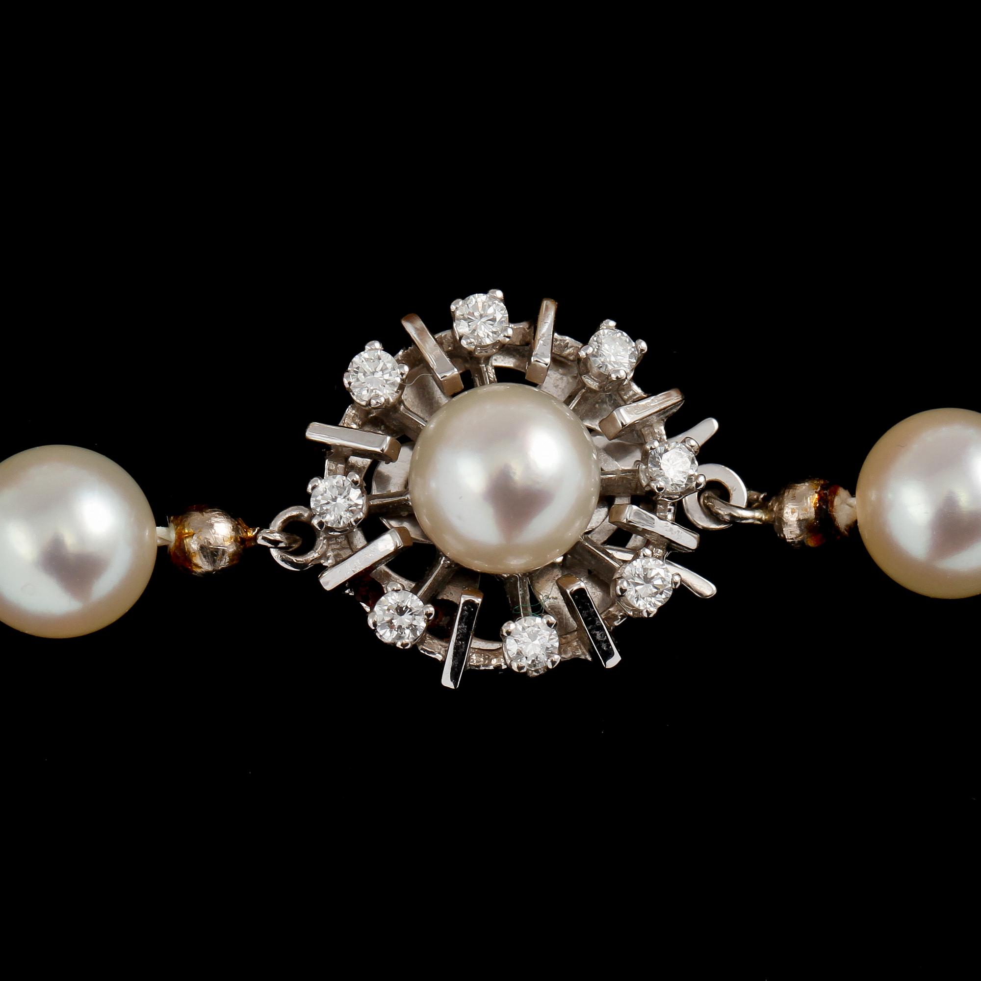 COLLIER, odlade pärlor med lås i 18k vitguld med 8 briljantslipade diamanter, tot ca 0.24 ct,  1900-talets andra hälft.