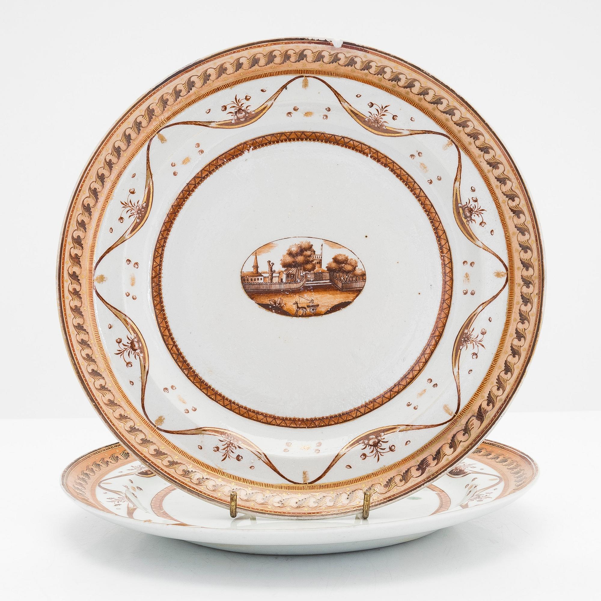 Tallrikar, 2 st snarlika, porslin, Kina, Qianlong (1736-1795).