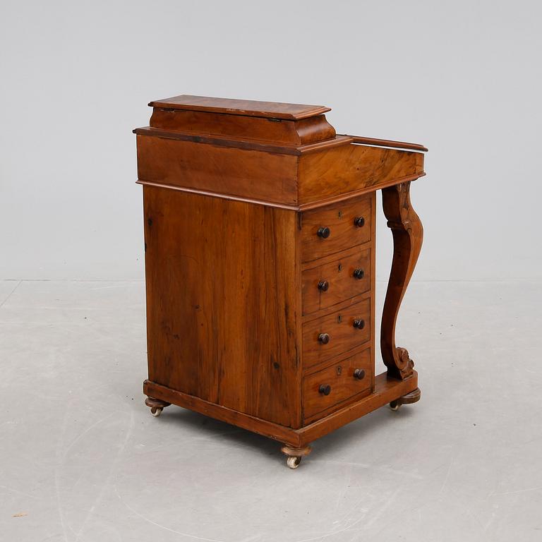 SKRIVPUPLET, s.k. Davenport desk, 1800-talets slut.