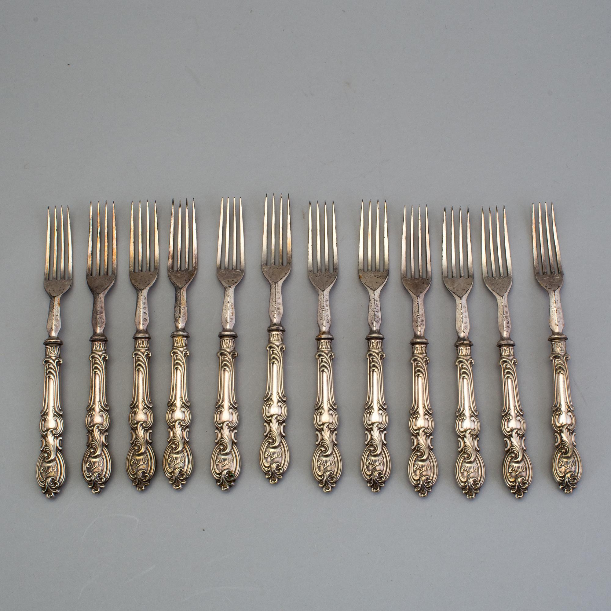 a english EPNS cutlery service with 38 pieces from the late 1800's.