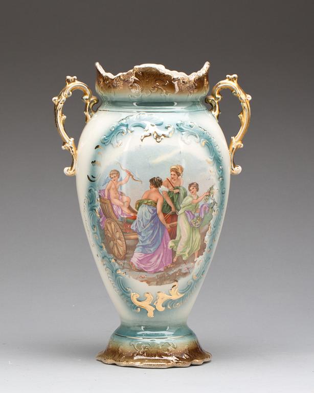 VAS, porslin. Omkring 1900. Italien.