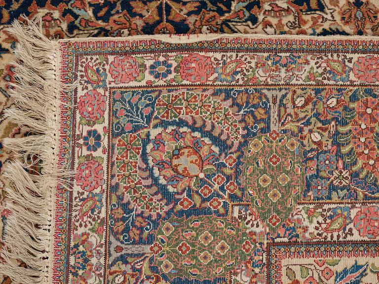 A CARPET, a semi-antique Tabriz, ca 297,5 x 195 cm.