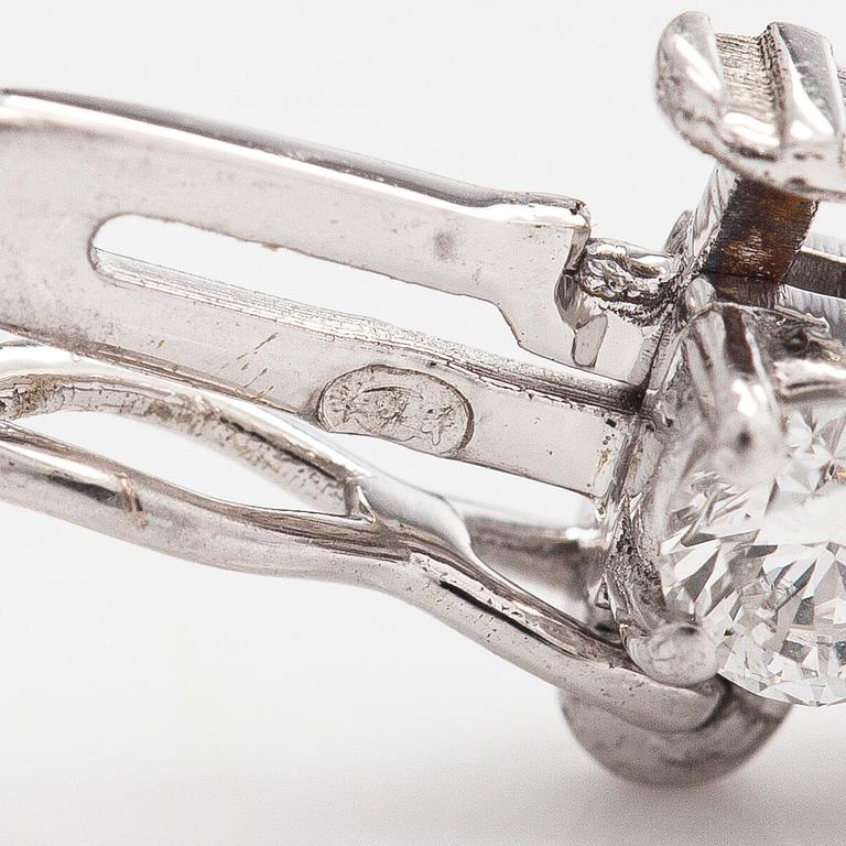 Tennis bracelet, brilliant cut diamonds, 18K white gold.