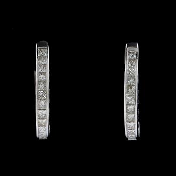 ÖRHÄNGEN, ett par, 18k vitguld med princesslipade diamanter tot ca1,50ct. Vikt 7,6g.