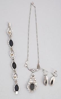 HALSBAND, ARMBAND SAMT ÖRHÄNGEN, 1 par, silver med gagater och markasiter, 1900-talets första hälft.