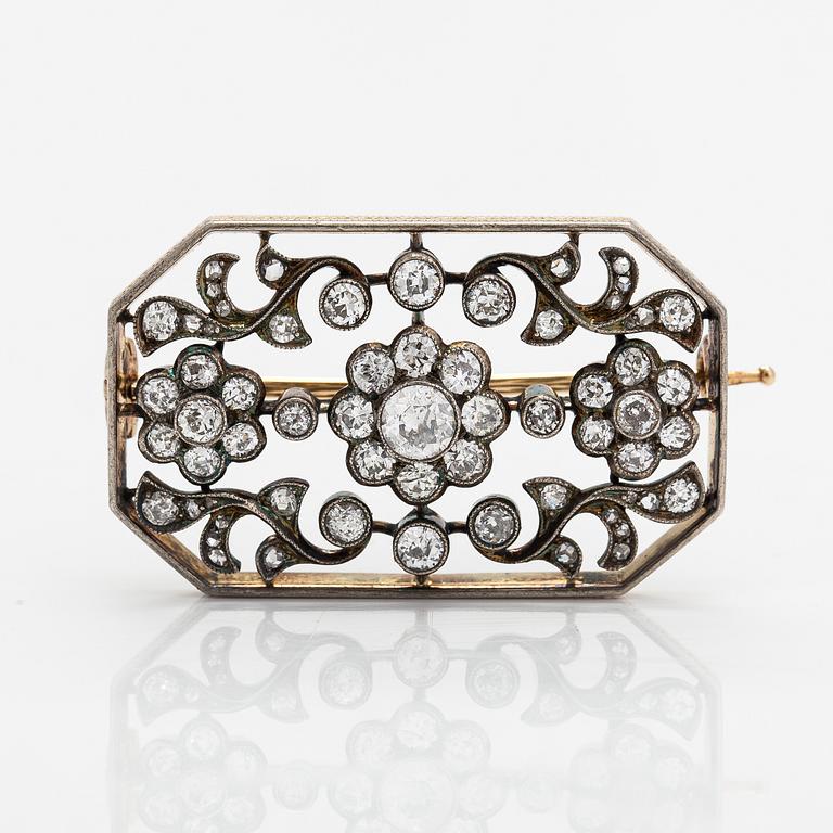 A 14K gold brooch with old- och rose-cut diamonds ca. 4.00 ct in total. St. Petersburg 1908-1926.