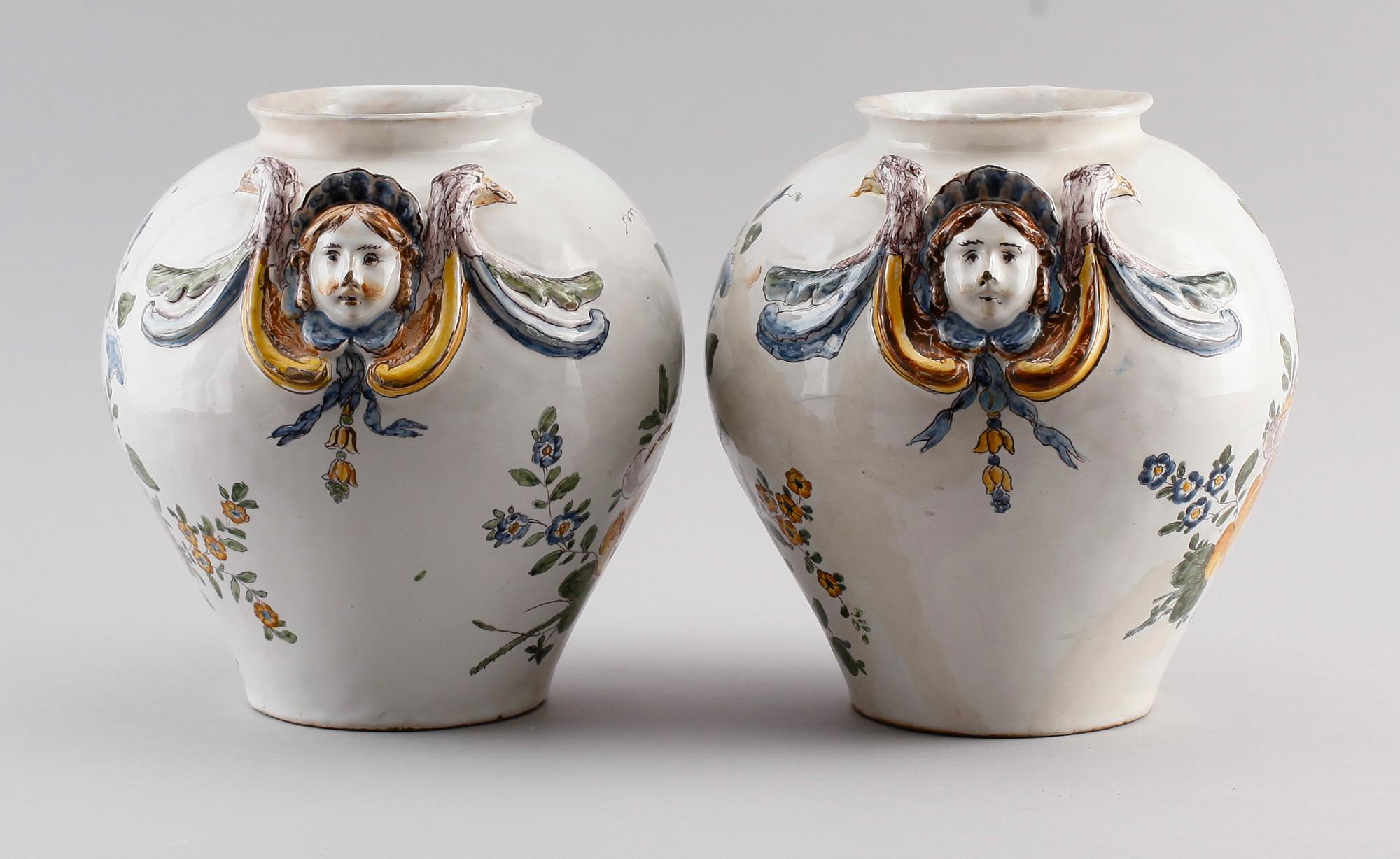 URNOR, 1 par, fajans, möjligen Frankrike, 1800-talets andra hälft.