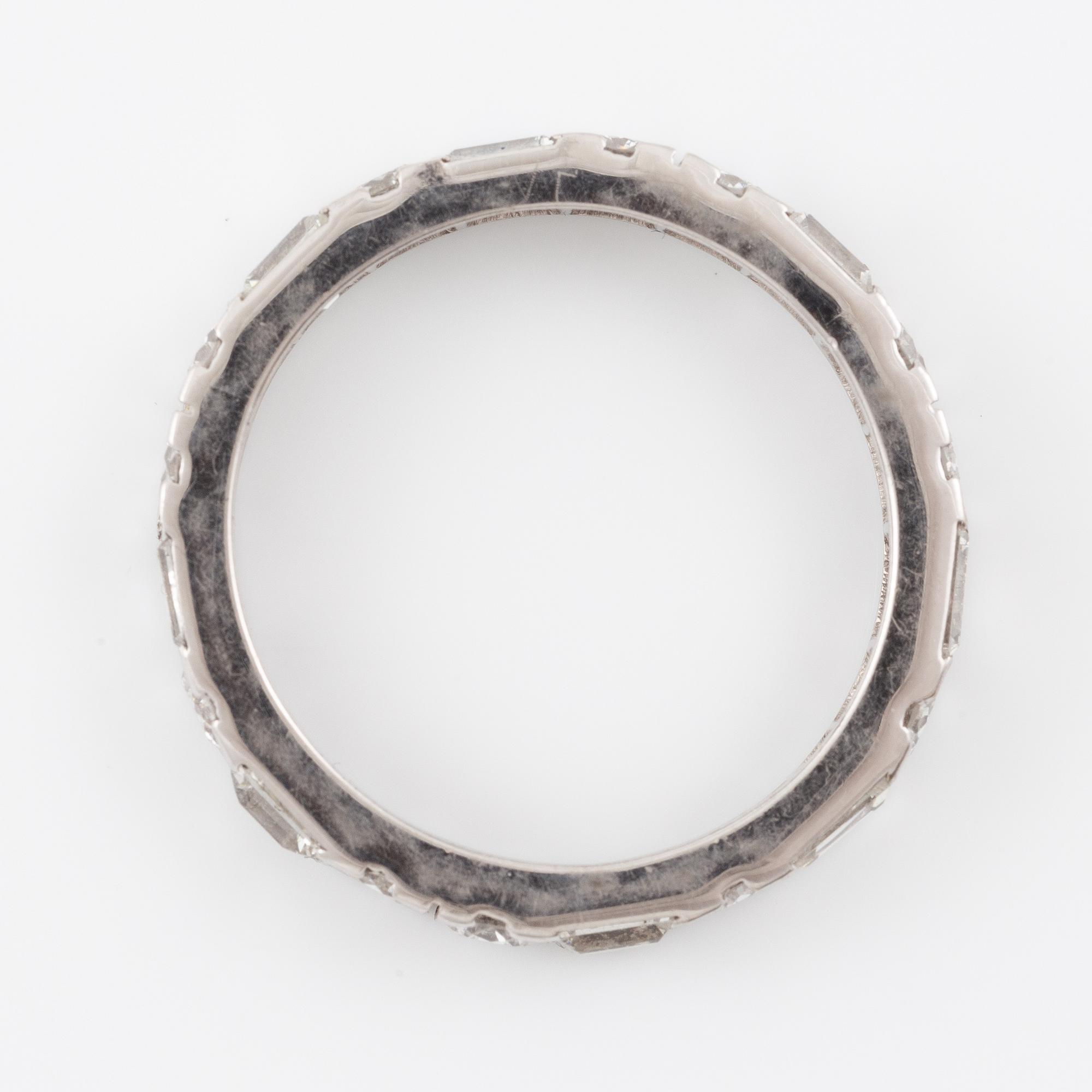 Ring, eternity ring, full eternity, 18K white gold set with baguette and brilliant-cut diamonds, total approximately 2.50 ct.